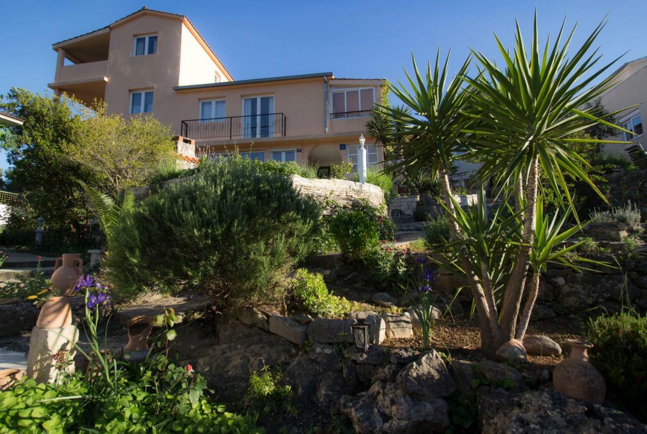 Apartments-Estate Under The Paintbrush Vis Bagian luar foto